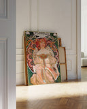 Alfons Mucha - Frau umringt von Blumen