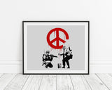 Banksy - Soldaten malen Peace Symbol soldiers Peace heller Hintergrund