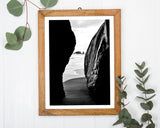 Blick zwischen Klippen - Schwarz-Weiß