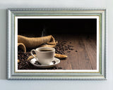 Frischer Kaffee neben Kaffeebohnen