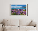 Blumenwiese in Bergsee-Landschaft