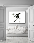 Banksy - Autonomer wirft mit Blumenstrauß statt Molotow