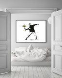 Banksy - Autonomer wirft mit Blumenstrauß statt Molotow