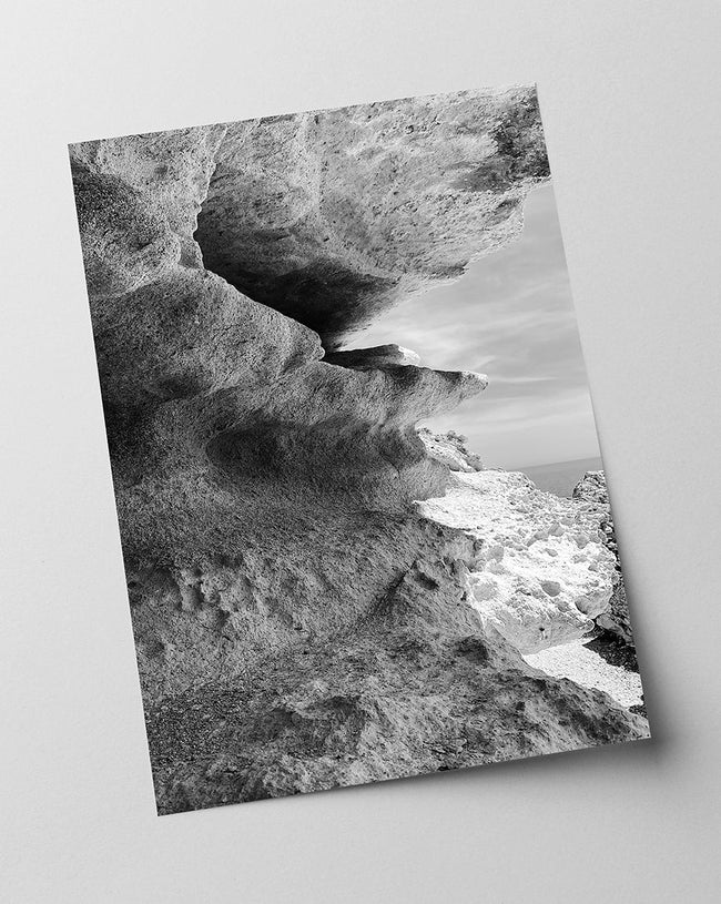 Wasser an Klippen - Schwarz-Weiß Main Image