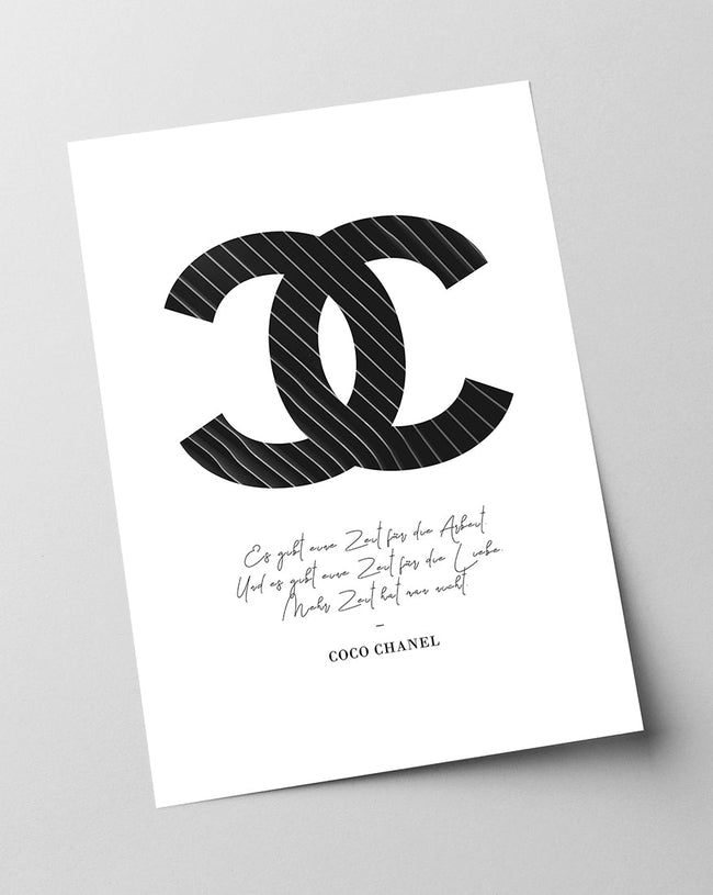 Zitat von Coco Chanel - Mode-Ikone - Schwarz mit Nadelstreifen Main Image