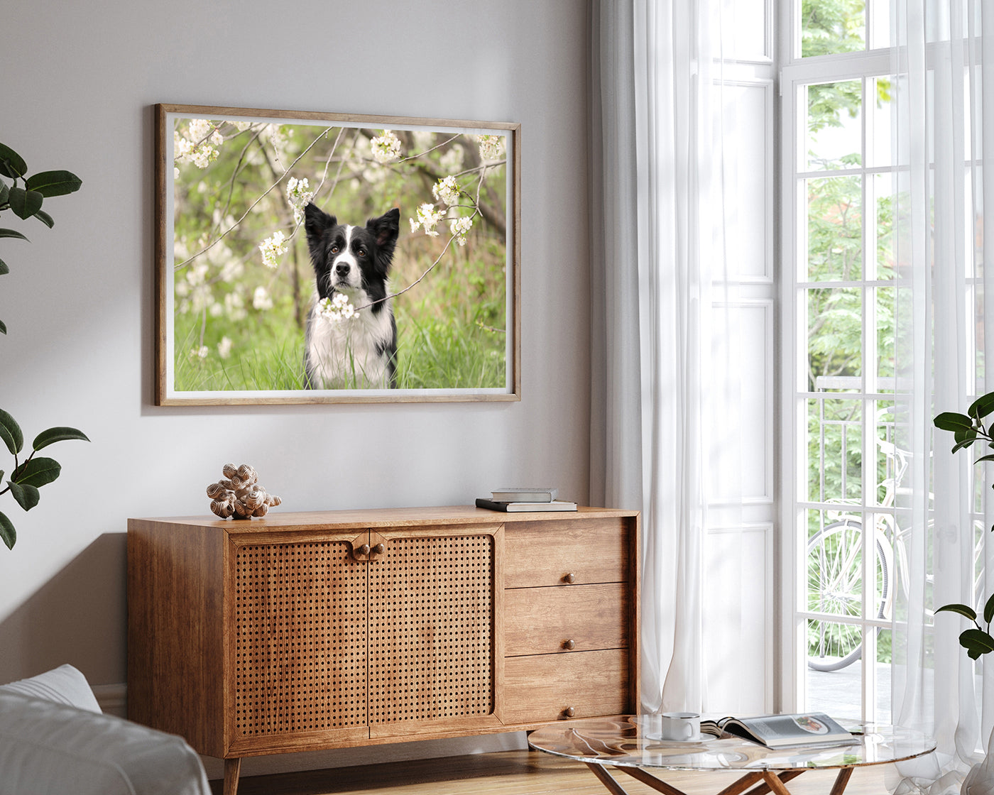 Süßer Hund in Blütenlandschaft