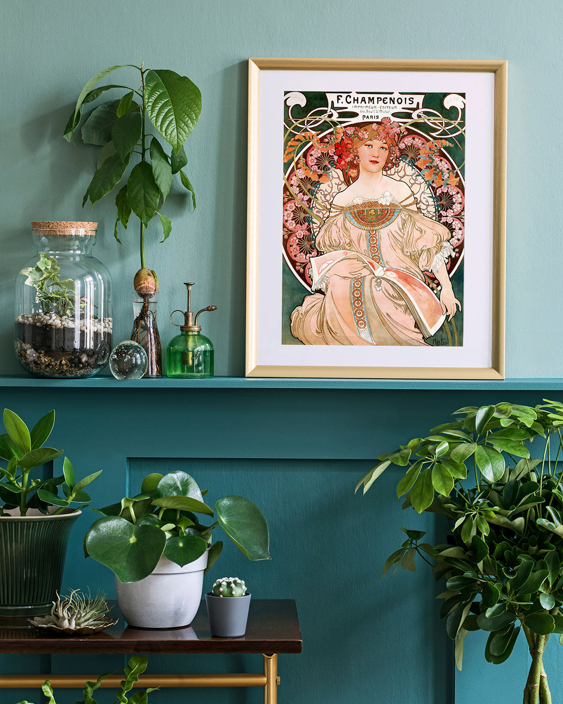 Alfons Mucha - Frau umringt von Blumen