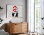 Banksy - Soldaten malen Peace Symbol soldiers Peace heller Hintergrund