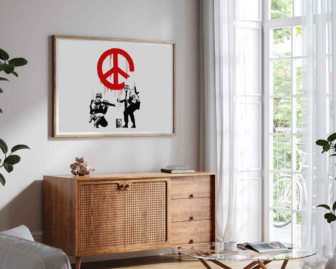 Banksy - Soldaten malen Peace Symbol soldiers Peace heller Hintergrund