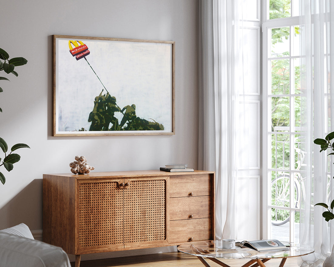 Banksy - Soldaten heben McDonald's Drive In Schild hoch (Soldiers of McDonald's)