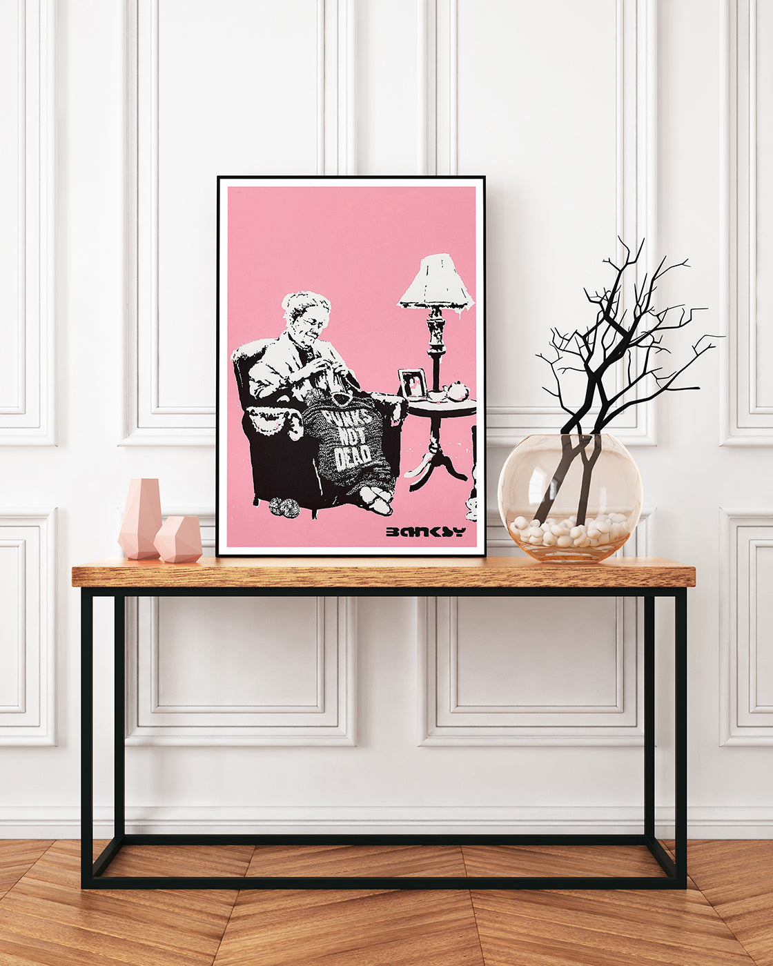 Banksy - Museum-Poster Oma strickt Pullover mit Aufschrift: "Punks Not Dead"