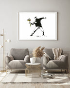 Banksy - Autonomer wirft mit Blumenstrauß statt Molotow