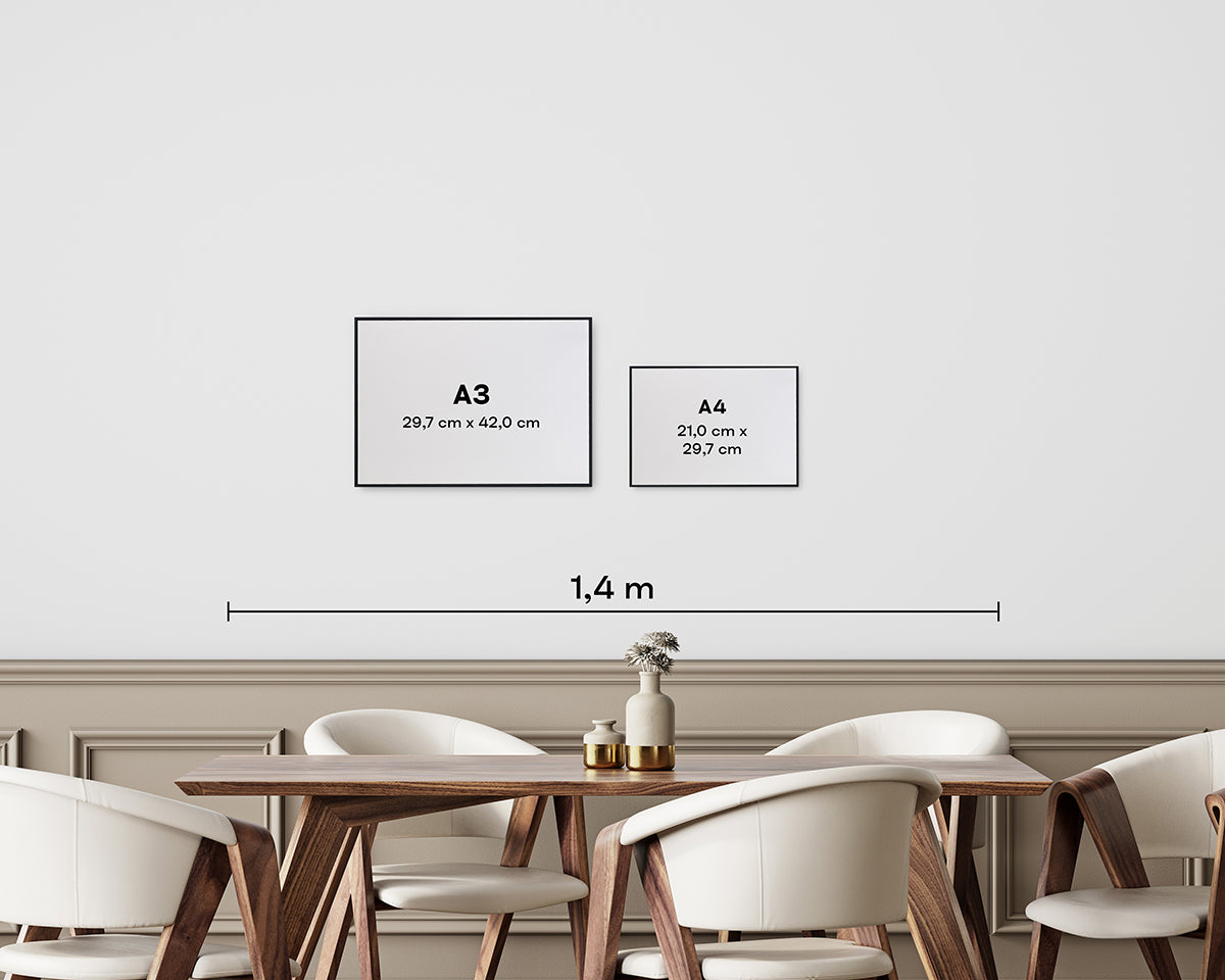 Frischer Kaffee neben Kaffeebohnen