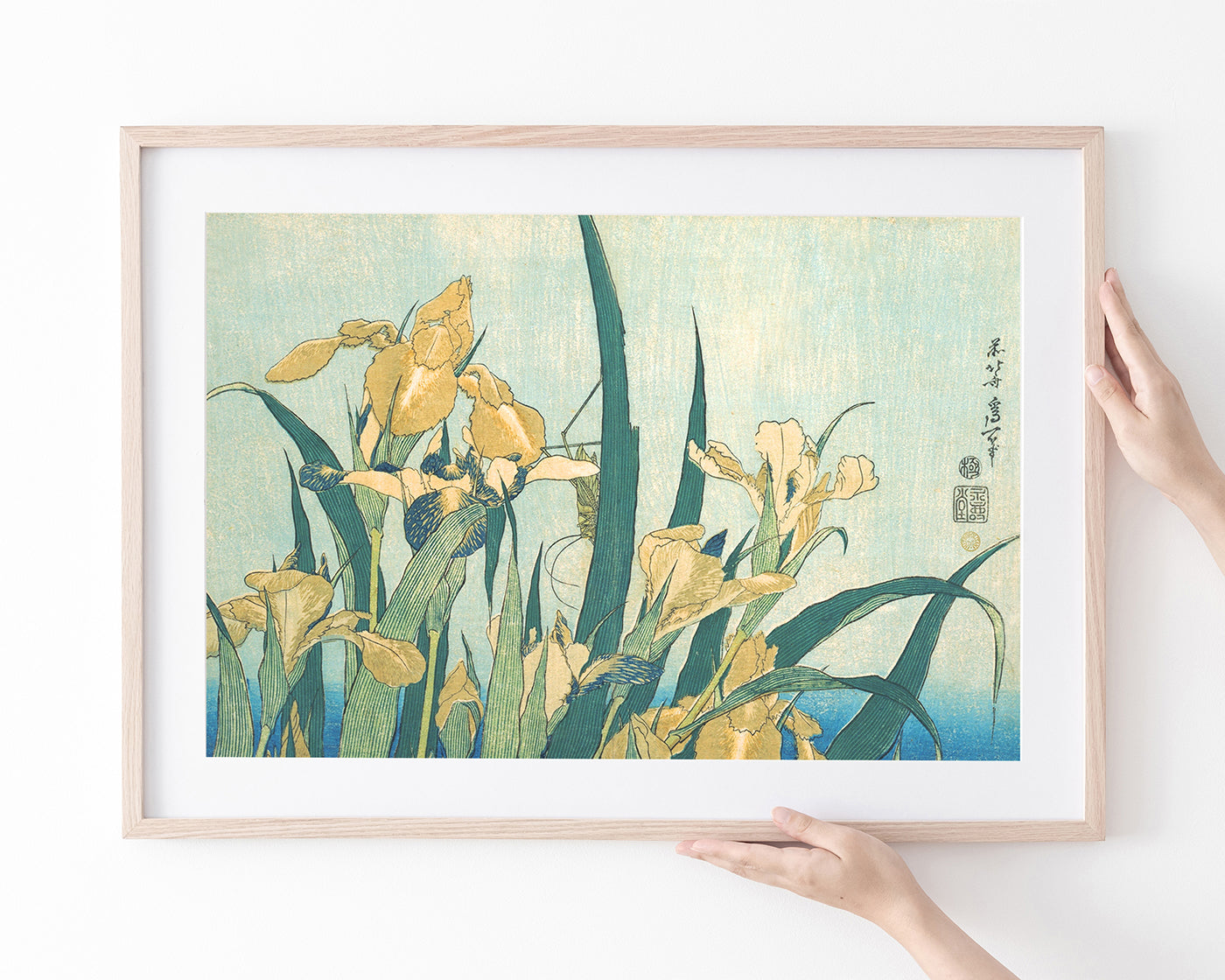 Katsushika Hokusai - Grashüpfer und Iris (Gelbe Blumen)