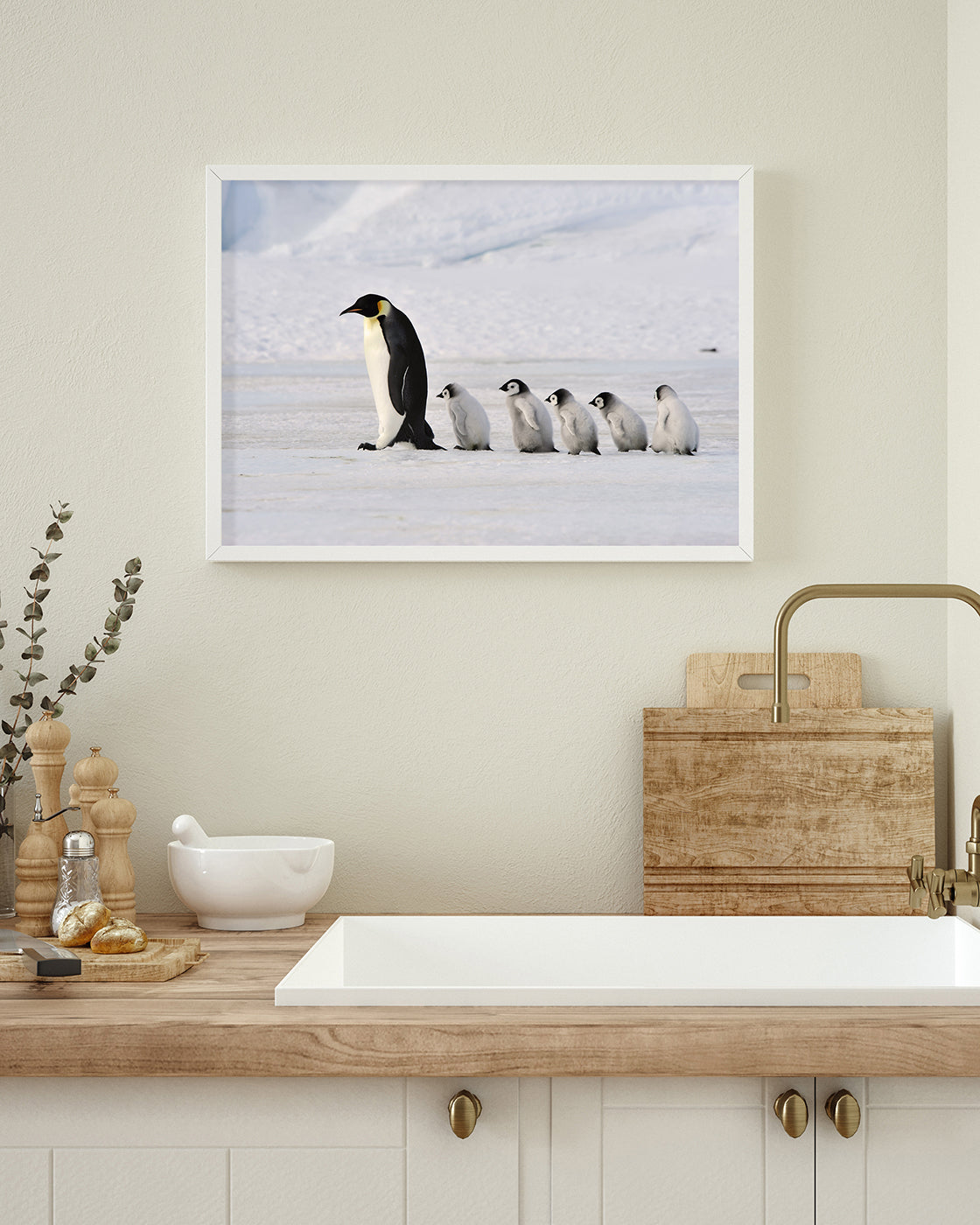 Pinguin-Mama mit Küken