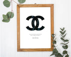 Zitat von Coco Chanel - Mode-Ikone - Dunkles Muster