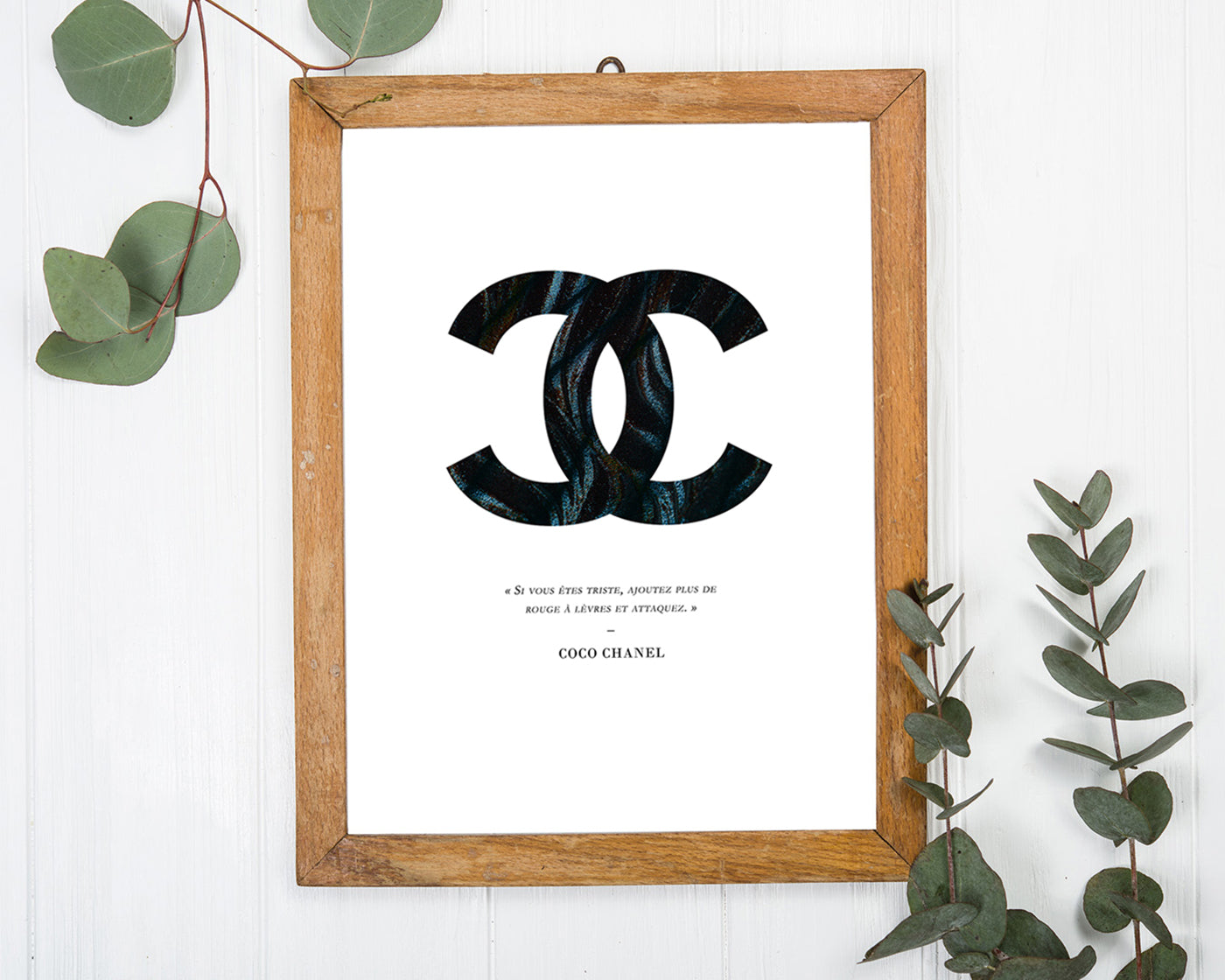 Zitat von Coco Chanel - Mode-Ikone - Dunkles Muster