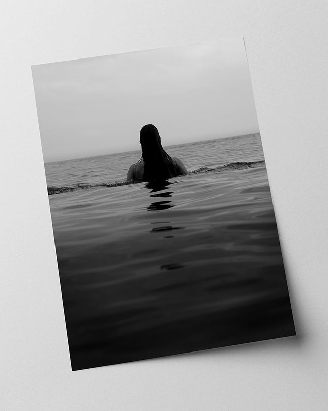 Frau im Meer - Schwarz-Weiß Main Image