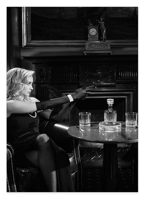 Frau in Abendgarderobe - Schwarz-Weiß Hover Image