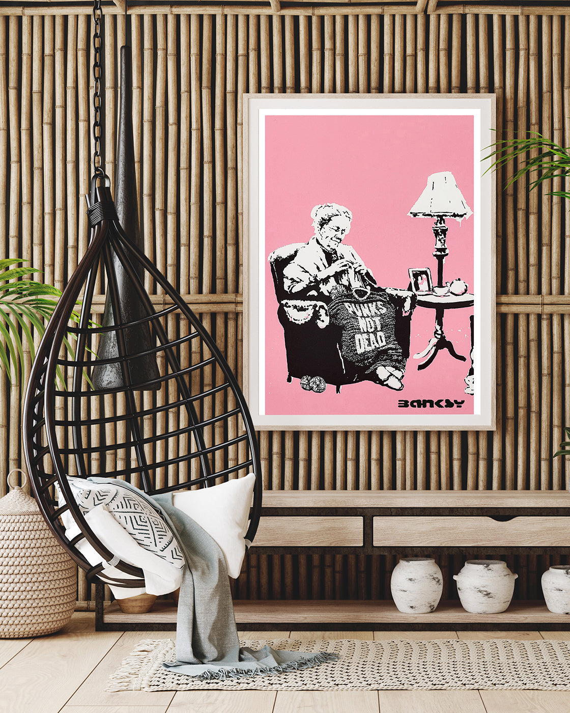 Banksy - Museum-Poster Oma strickt Pullover mit Aufschrift: "Punks Not Dead"