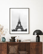 Eiffelturm im Nebel - Schwarz-Weiß