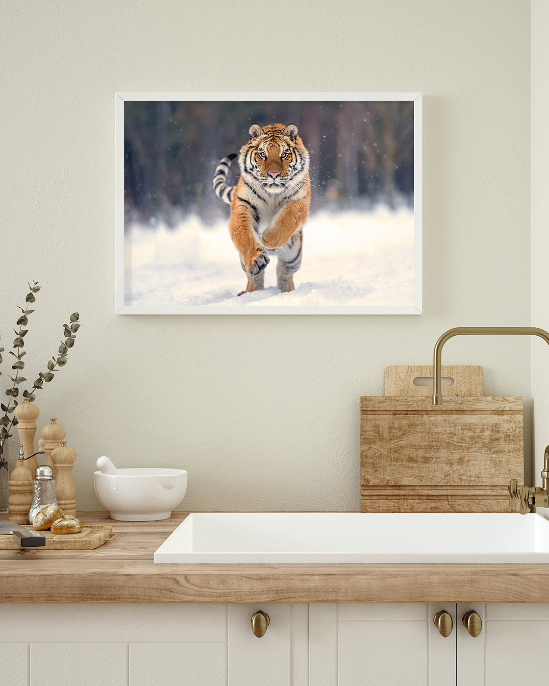 Springender Tiger im Schnee