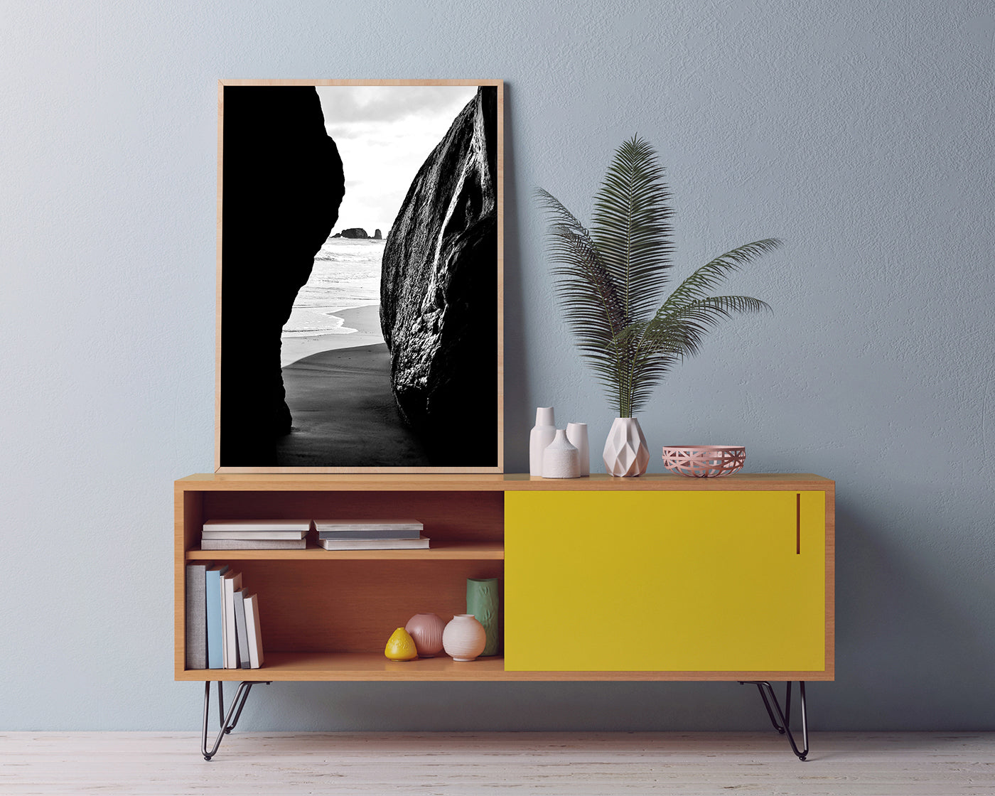 Blick zwischen Klippen - Schwarz-Weiß