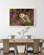 Eule in Blumenlandschaft