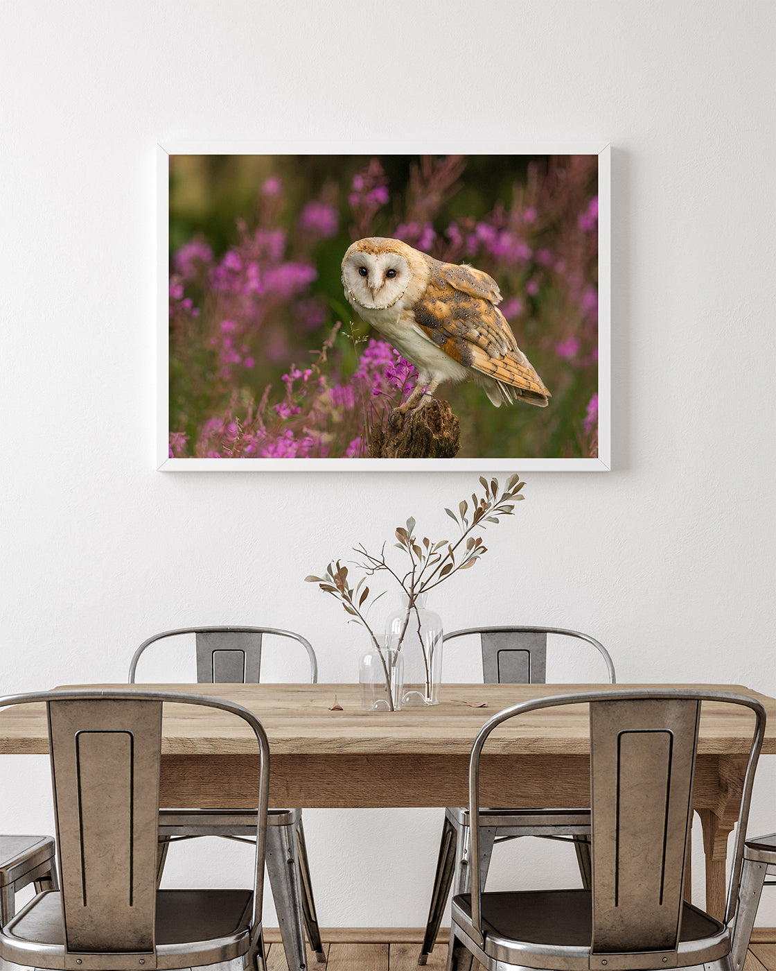 Eule in Blumenlandschaft