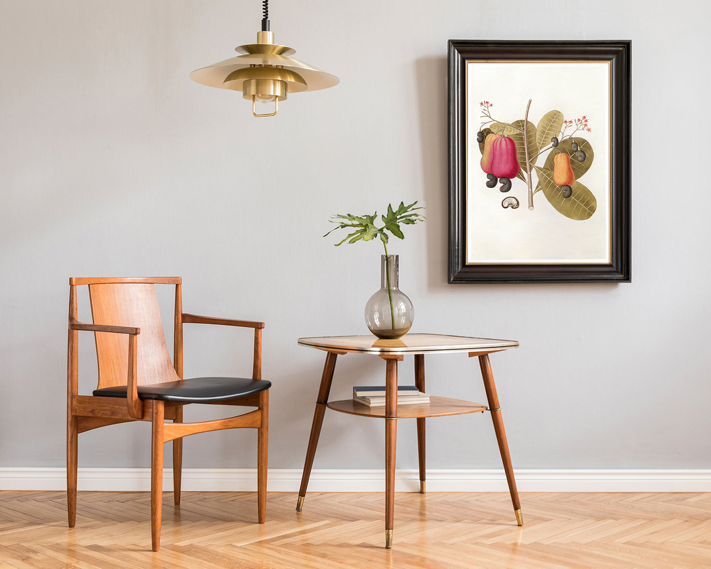 Pflanze mit roten Früchten und Blüten