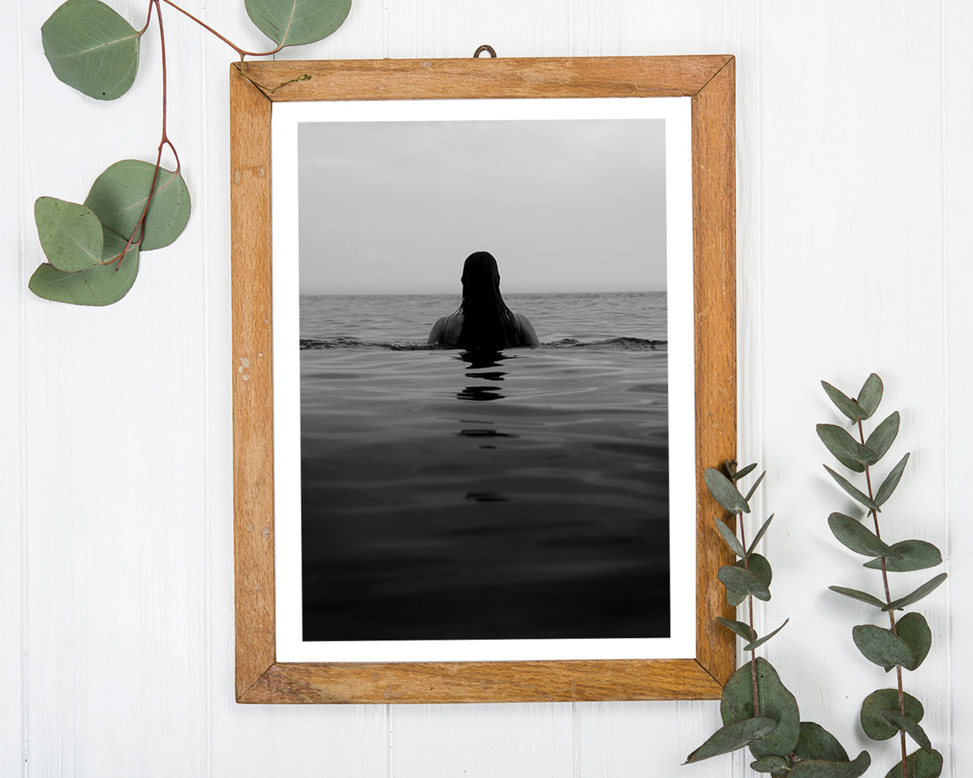 Frau im Meer - Schwarz-Weiß