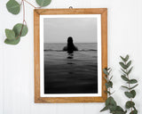 Frau im Meer - Schwarz-Weiß
