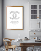 Zitat von Coco Chanel - Mode-Ikone - Weiß mit Nadelstreifen