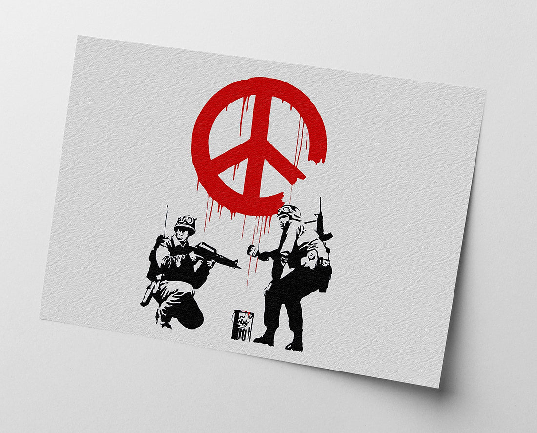 Banksy - Soldaten malen Peace Symbol soldiers Peace heller Hintergrund