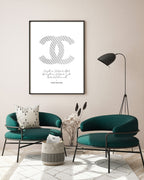 Zitat von Coco Chanel - Mode-Ikone - Weiß mit Nadelstreifen