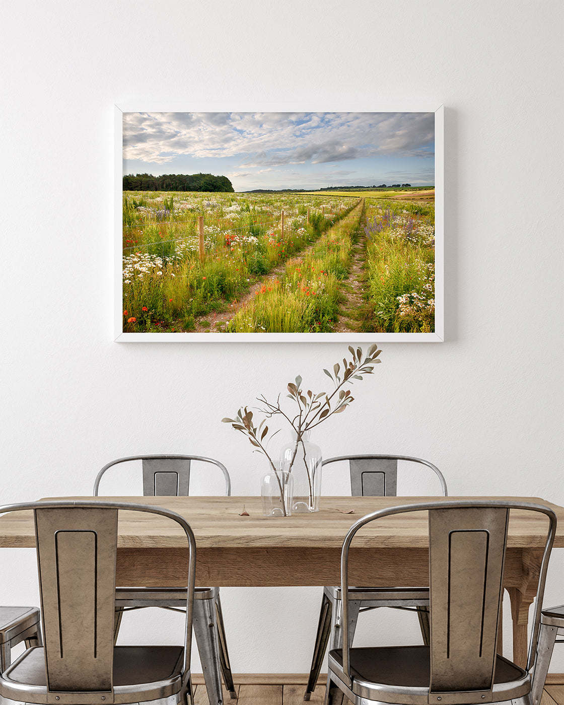 Weg auf einer Blumenwiese