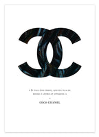Zitat von Coco Chanel - Mode-Ikone - Dunkles Muster