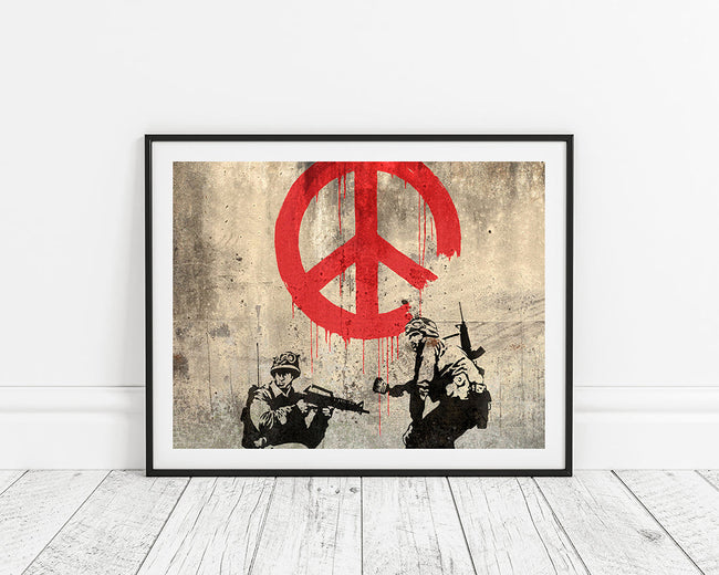 Banksy - Soldaten malen Peace Symbol Soldiers Peace Symbol Graffiti Main Image
