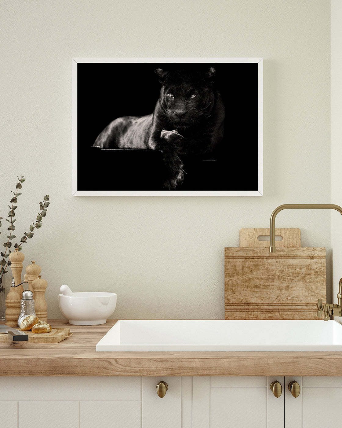 Schwarzer Panther auf schwarzem Hintergrund