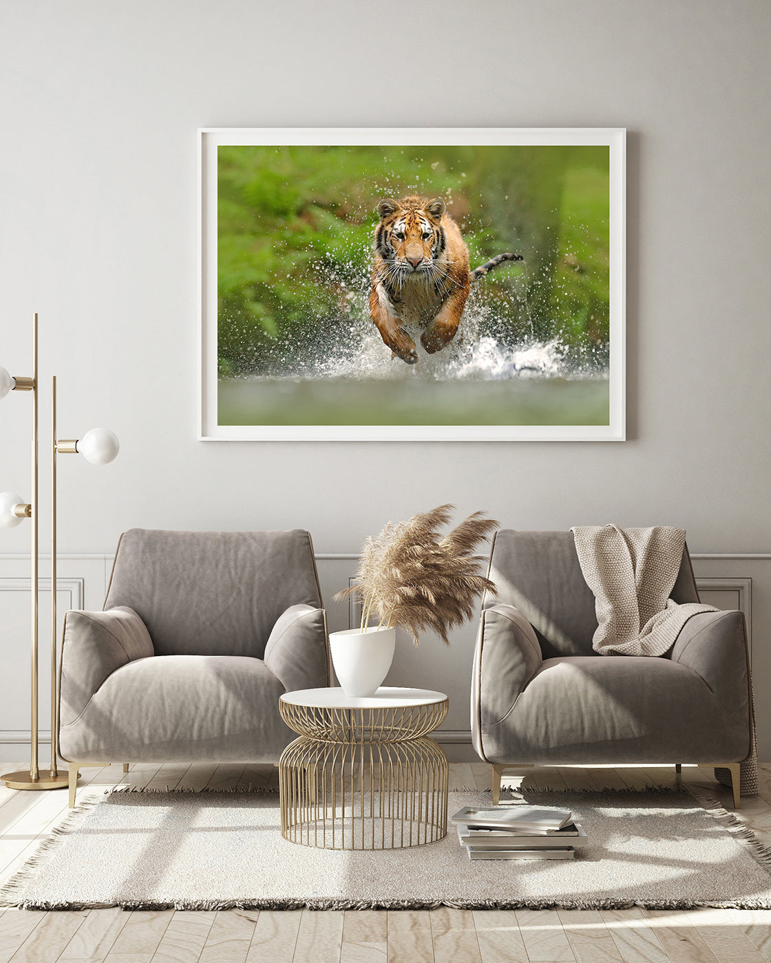 Rennender Tiger im Wasser