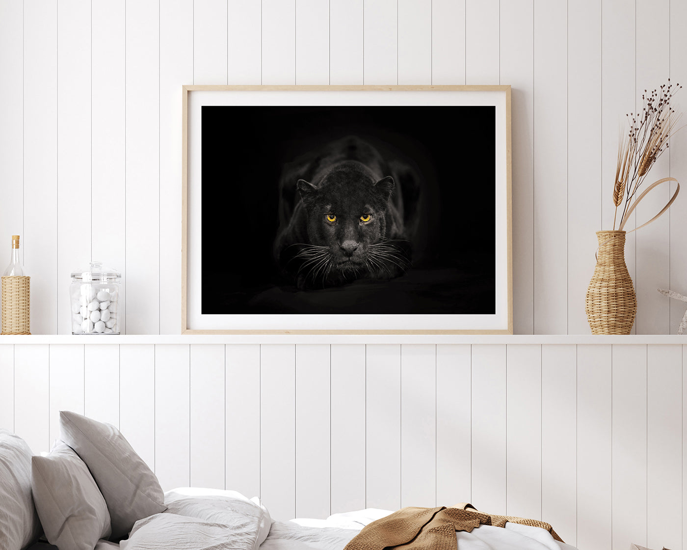 Schwarzer Panther auf schwarzem Hintergrund