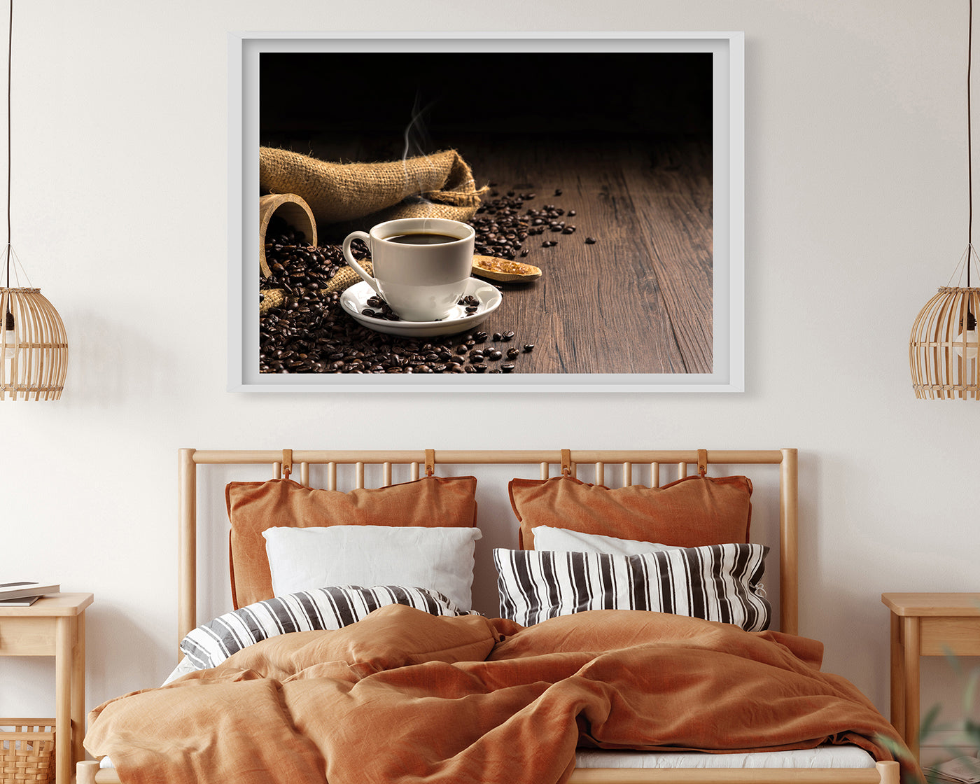 Frischer Kaffee neben Kaffeebohnen