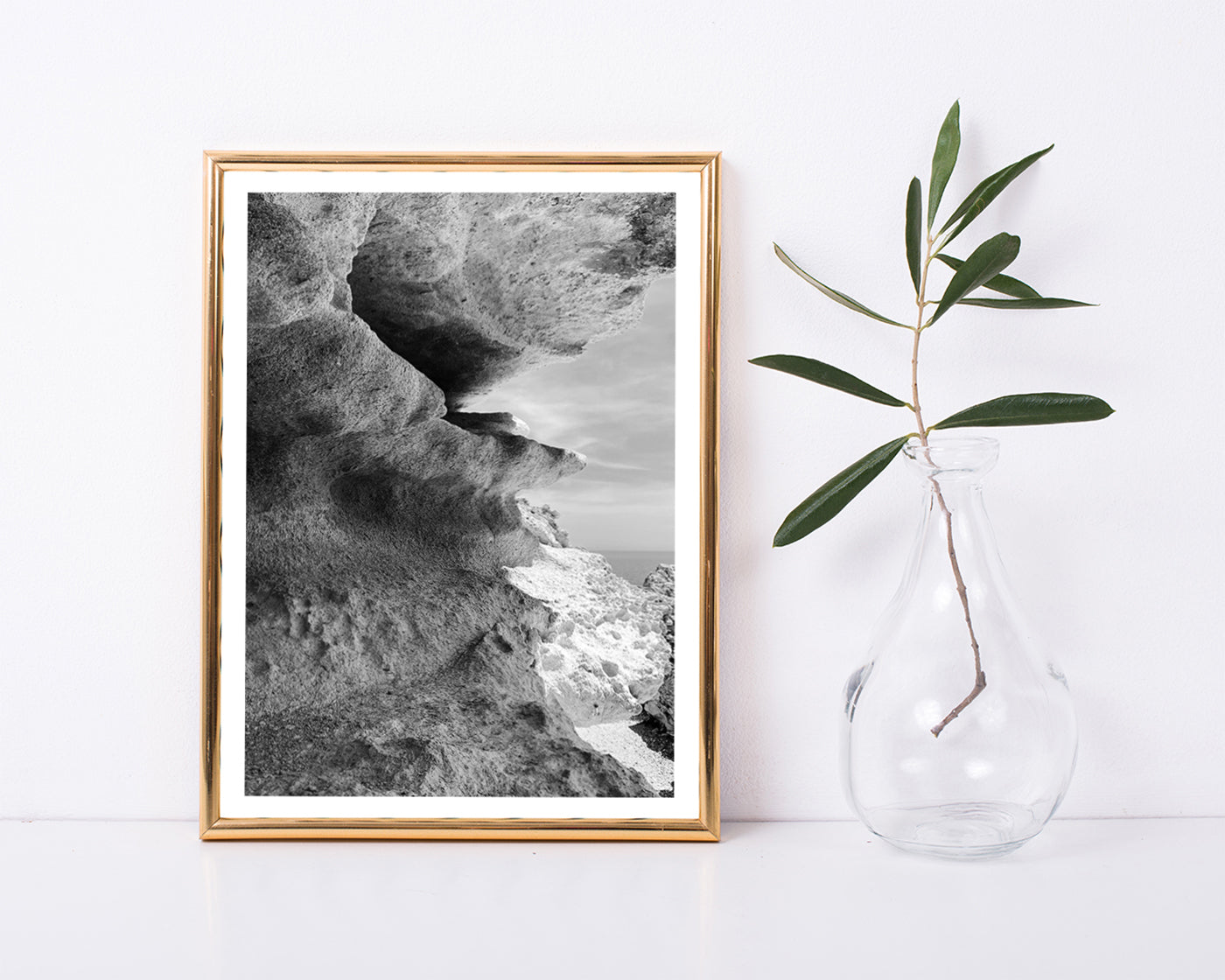 Wasser an Klippen - Schwarz-Weiß