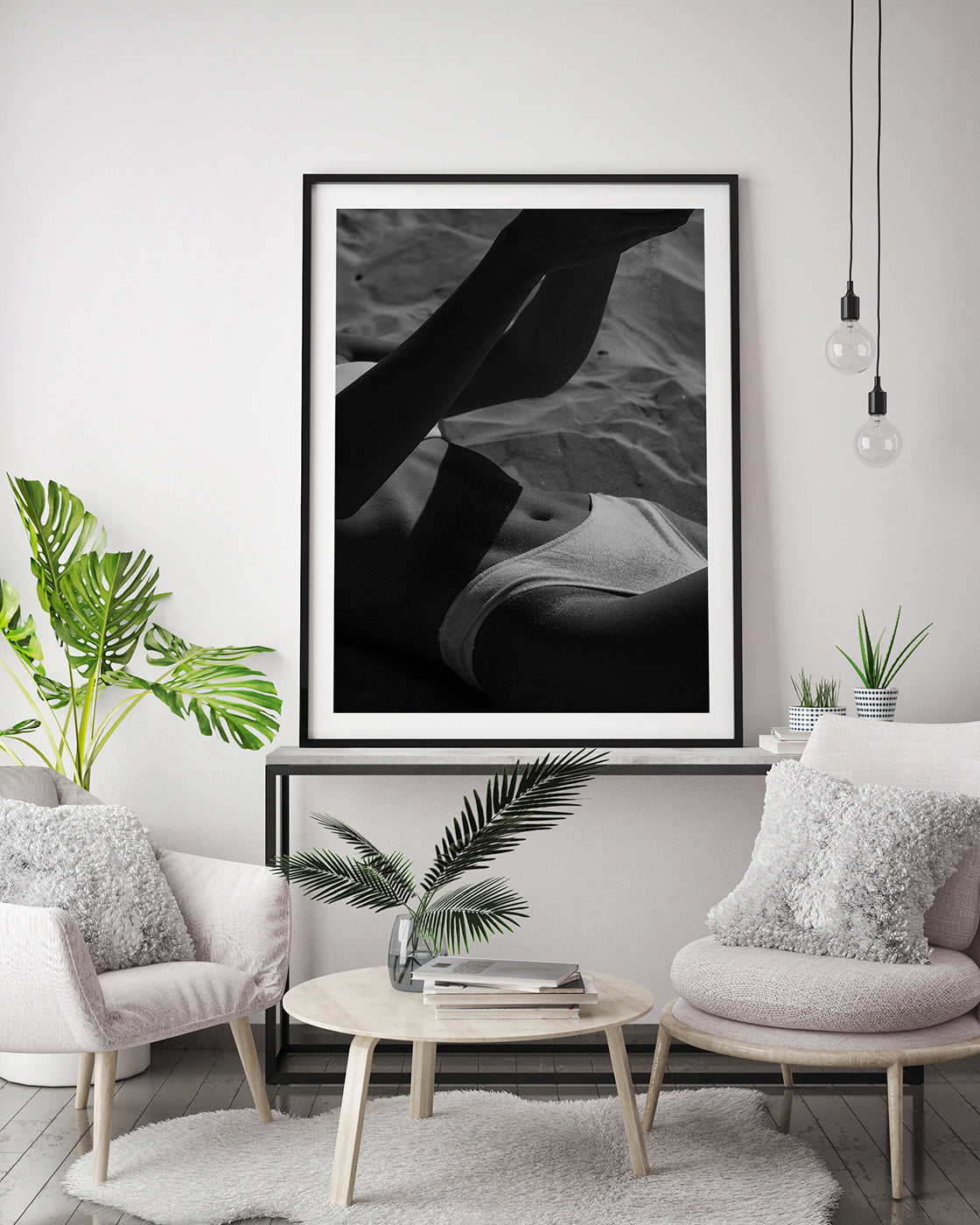 Frau am Strand - Schwarz-Weiß