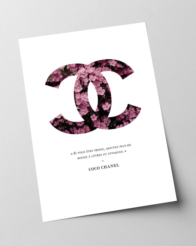 Zitat von Coco Chanel - Mode-Ikone - Rosa Blumen Main Image