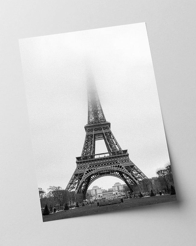 Eiffelturm im Nebel - Schwarz-Weiß Main Image