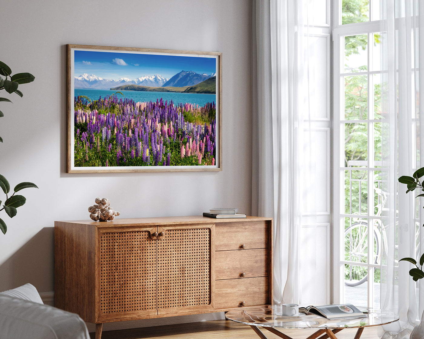 Blumenwiese in Bergsee-Landschaft