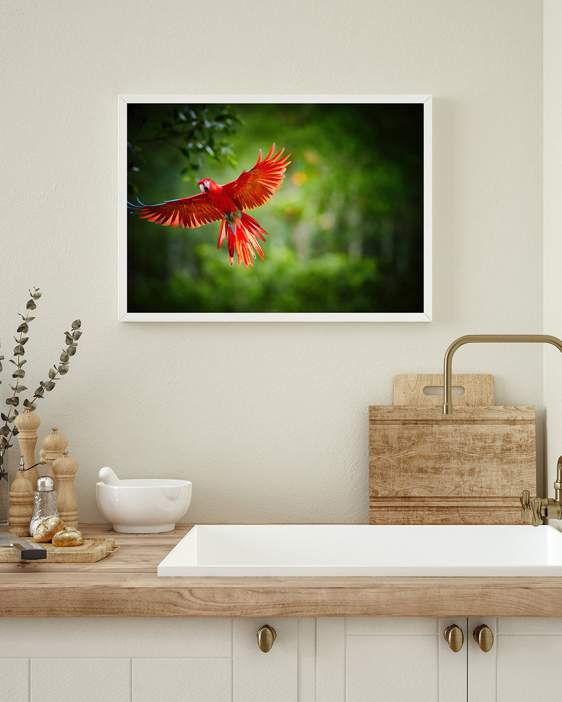 Fliegender roter Papagei