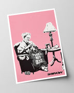 Banksy - Museum-Poster Oma strickt Pullover mit Aufschrift: "Punks Not Dead"
