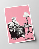 Banksy - Museum-Poster Oma strickt Pullover mit Aufschrift: "Punks Not Dead"